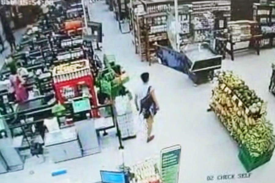 Jovem teria carregado corpo do cão dentro de mochila | Foto: Reprodução