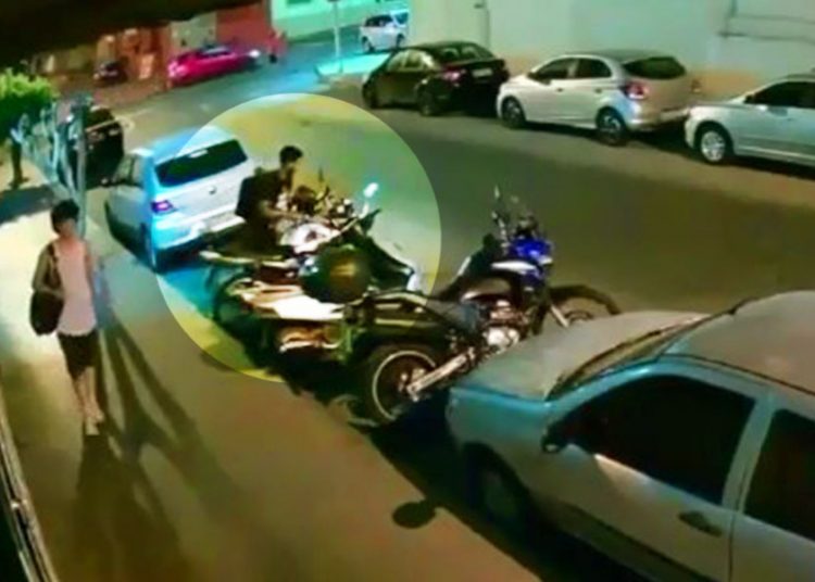 Moto furtada no Setor dos Afonsos, em Aparecida de Goiânia | Foto: Reprodução