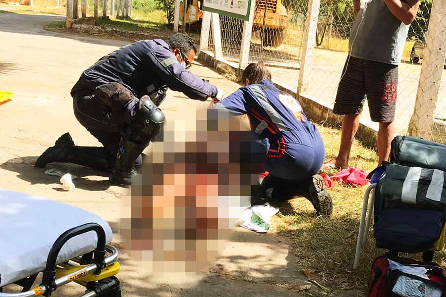 Mulher esfaqueada é atendida pelo Samu em Aparecida de Goiânia | Foto: Leitor / FZ
