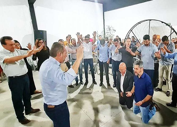 Pré-candidatura de Professor Alcides (PL) e Johnathan Medeiros (Agir) recebe orações na Igreja Esperança, em Aparecida de Goiânia | Foto: Folha Z