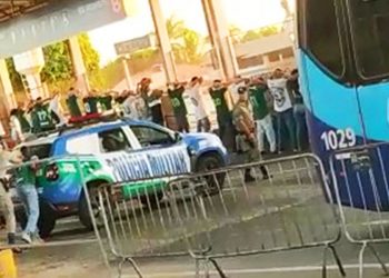 Policial empurra torcedor do Goiás e quebra vidro de viatura em Goiânia | Foto: Reprodução