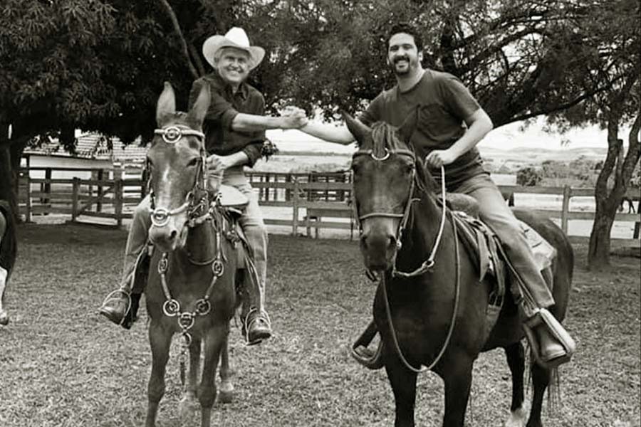 Ronaldo Caiado e o filho na fazenda | Foto: Reprodução