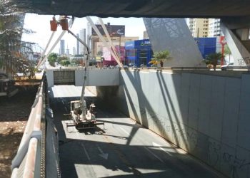 Prefeitura de Goiânia inicia remoção de placas do Viaduto da T-63, e prioriza as danificadas pelo incêndio | Foto: Seinfra