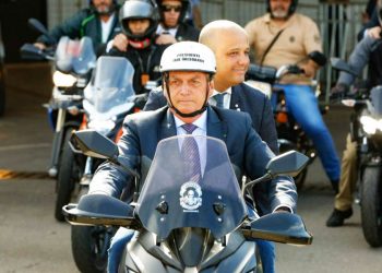 Jair Bolsonaro e Vitor Hugo durante motociata realizada em Goiâni | Foto: Alan Santos / PR
