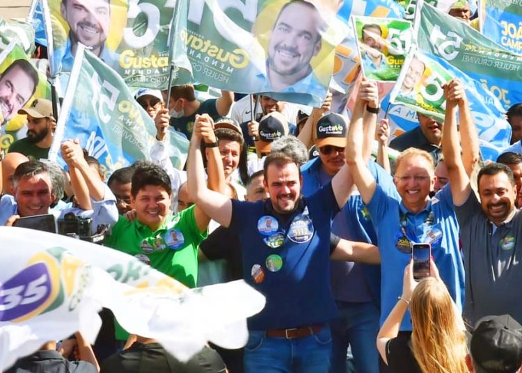 Gustavo Mendanha em caminhada de campanha | Foto: Rodrigo Estrela