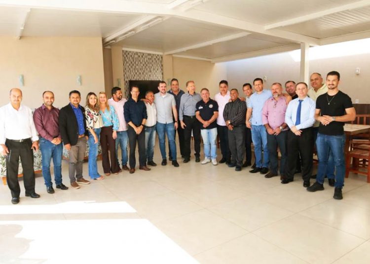 Gustavo Mendanha e João Campos em encontro com vereadores de Aparecida de Goiânia | Foto: Wigor Vieira