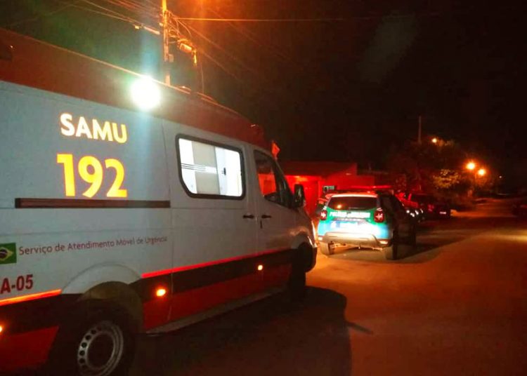Jovem morre após levar facada na jugular no Setor Independência Mansões, em Aparecida de Goiânia | Foto: Leitor / FZ