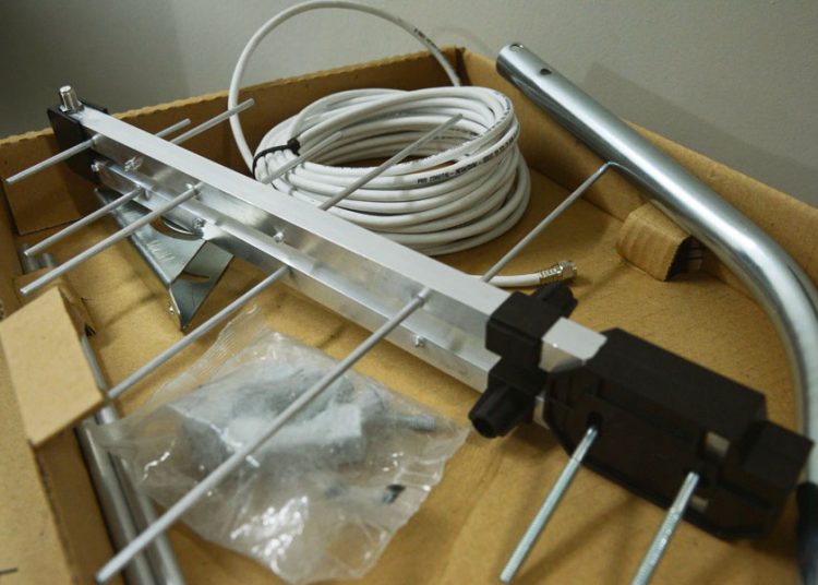 Beneficiários de programas sociais recebem kits gratuitos formados por antena e conversor | Foto: Antonio Cruz / Agência Brasil