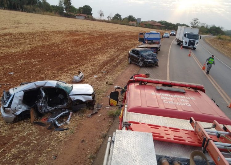 De acordo com a Polícia Rodoviária Estadual (PRE), o condutor do Golf prata teria invadido a pista e colidido com um Astra preto | Foto: Corpo de Bombeiros