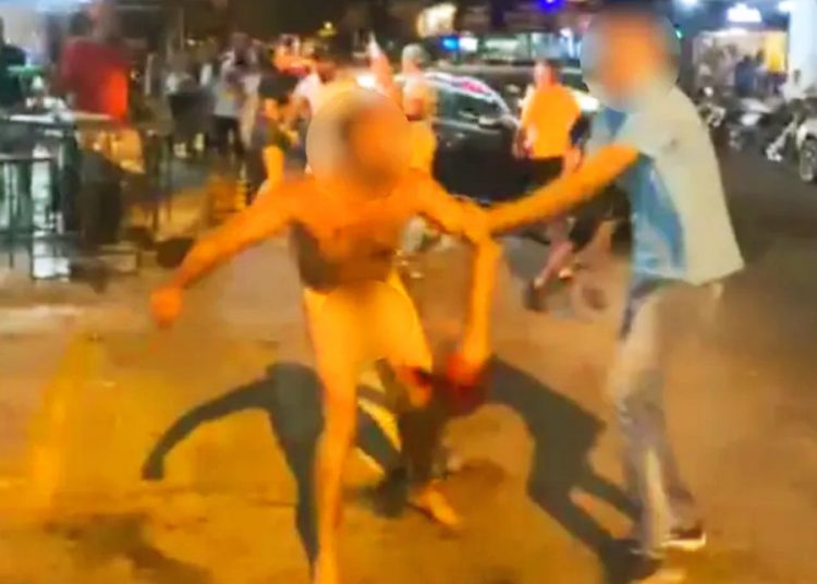 Homem pelado foi contido após correr atrás de pessoas em bar de Goiânia | Foto: Reprodução