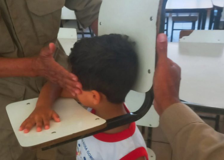 Bombeiros Militares de Luziânia resgatam criança com a cabeça presa em cadeira escolar | Foto: Divulgação / CBMGO