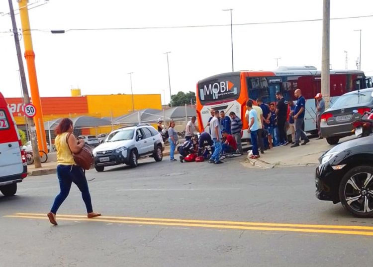 Acidente com ônibus na Avenida Independência, em Aparecida de Goiânia | Foto: Leitor / FZ