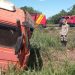 Motorista do caminhão teve ferimentos no rosto e foi levado para o hospital em Inhumas | Foto: Corpo de Bombeiros