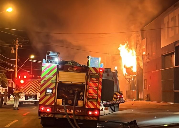 Bombeiros combatem incêndio em galpão de brinquedos no Bairro de Campinas, em Goiânia | Foto: Corpo de Bombeiros