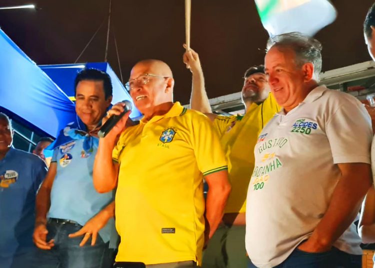 Professor Alcides discursa em seu comitê | Foto: José Alves / Folha Z