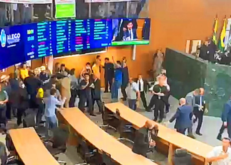 Polêmica votação da taxa do agro na Alego tem bate-boca e confusão entre deputados nos bastidores da Alego | Foto: Reprodução