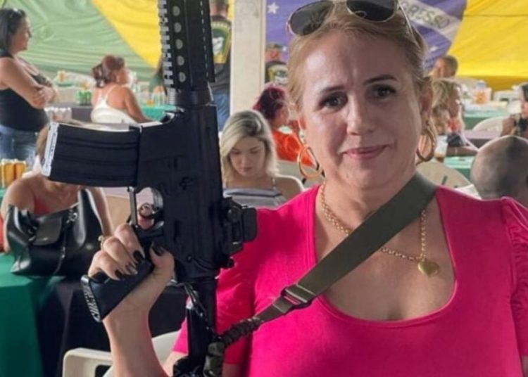 Diretora da Escola Estadual Washington Barros França, em Jataí, Lúcia Siqueira Tavares foi afastada após foto com fuzil | Foto: Reprodução