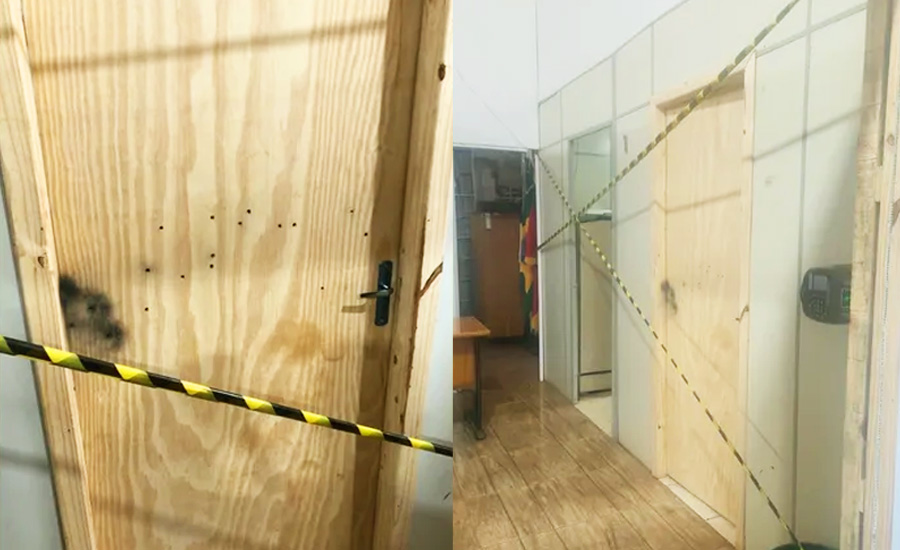 Marcas de tiros na porta do gabinete da Prefeitura de Lajeado do Bugre | Foto: Divulgação / Polícia Civil