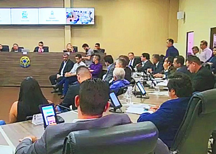 Vereador Isaac leva bronca do presidente ao pedir palavra durante sabatina da gestão Vilmar | Foto: José Alves / Folha Z
