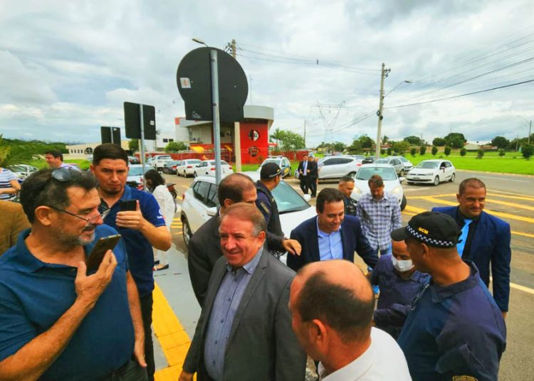 Prefeito Vilmar Mariano chegou acompanhado do vereador Diony Nery e do deputado estadual eleito Veter Martins à sessão da Câmara de Aparecida de Goiânia nesta 3ª feira (6) | Foto: José Alves / Folha Z