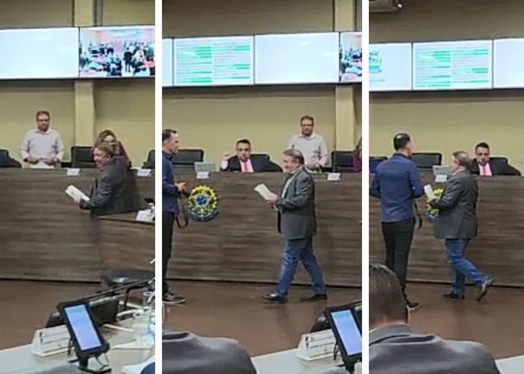 Vilmar Mariano pula André Fortaleza durante cumprimentos na Câmara de Aparecida de Goiânia | Foto: Reprodução / Vídeo Folha Z