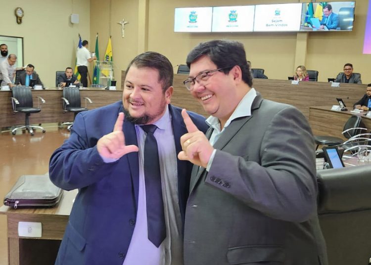 Secretário municipal da Fazenda André Rosa "fez o L" ao lado o vereador Willian Panda (PSB) durante sessão da Câmara de Aparecida de Goiânia nesta 3ª feira (6) | Foto: José Alves / Folha Z