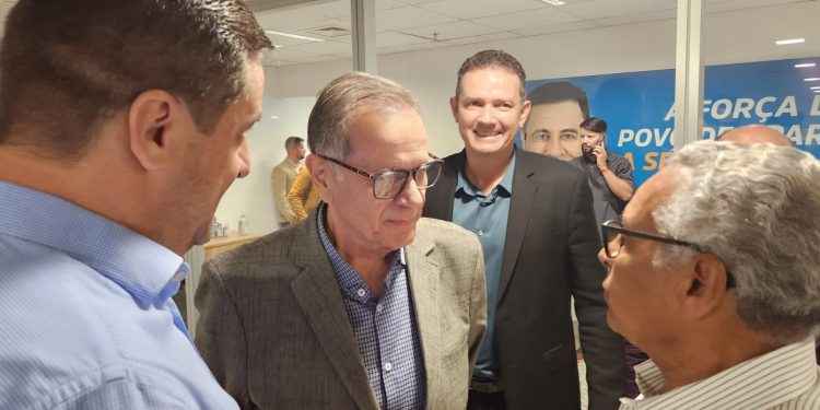 Amigos de Veter Martins foram cumprimentá-lo no gabinete da Alego | Foto: José Alves/Folha Z