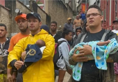 Bebês são resgatados de enchentes com deslizamentos de terra em SP | Foto: rede social