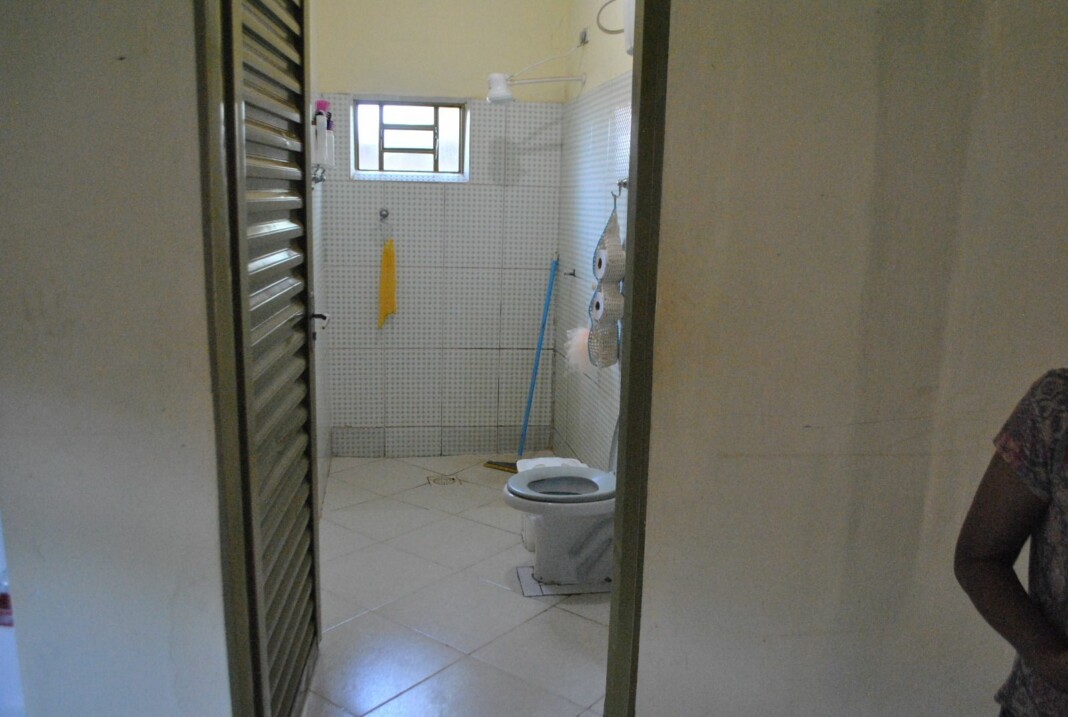 Menina teria feito o parto sozinha no banheiro de casa | Foto: PC