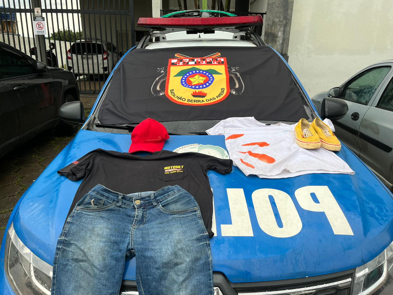 Roupas que estaria sendo usadas pelo homem no dia do crime | Foto: PM