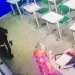 Imagens do circuito de vigilância mostra quando o aluno chega por trás de professora | Foto: reprodução