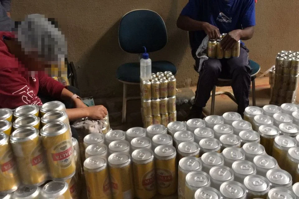 Fábrica alterava datas de validade e também trocava líquidos de garrafas | Foto: PM