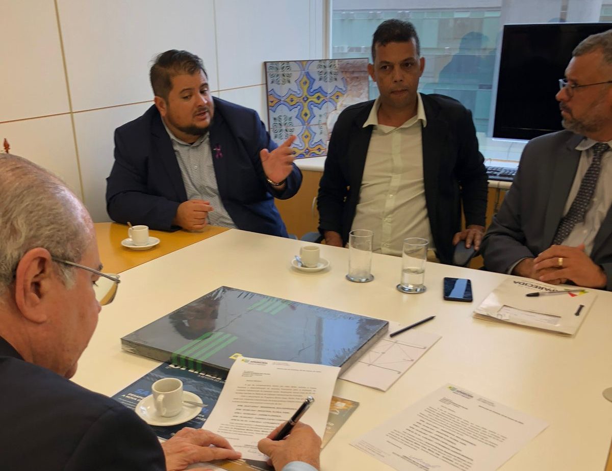 Panda, Roberto Cândido e Bira Contador com secretário de Segurança | Foto: divulgação