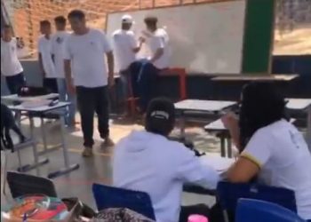 Escola improvisa aulas na quadra após goteiras inutilizarem salas de aula em Aparecida de Goiânia. | Vídeo: Leitor FZ
