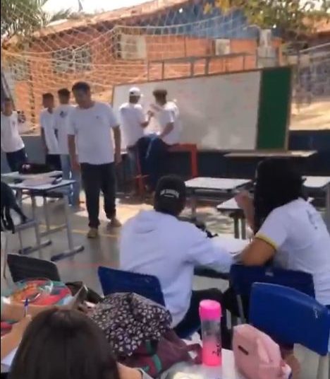 Escola improvisa aulas na quadra após goteiras inutilizarem salas de aula em Aparecida de Goiânia. | Vídeo: Leitor FZ
