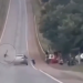 Momento em que jovem bate na traseira lateral do carro | Foto: reprodução/vídeo