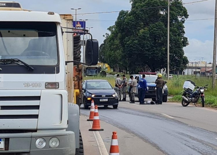 Pai e filha caem de caminhão em movimento em Aparecida de Goiânia. / Foto: Folha Z