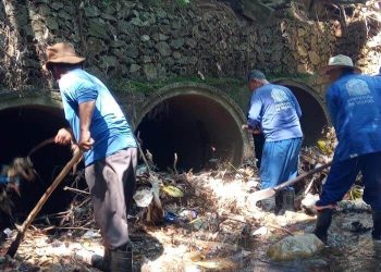 Goiânia retira cerca de 900 toneladas de lixo de bueiros e bocas de lobos em 2 meses. Equipe da Prefeitura retirando entulho | Foto: Prefeitura de Goiânia