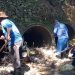 Goiânia retira cerca de 900 toneladas de lixo de bueiros e bocas de lobos em 2 meses. Equipe da Prefeitura retirando entulho | Foto: Prefeitura de Goiânia