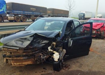 Um acidente entre 2 carros deixou 7 pessoas feridas na BR-060, perímetro urbano de Anápolis | Foto: PRF