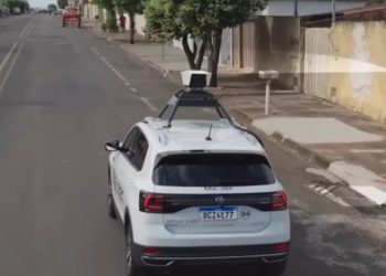Carro robô circula pelas ruas de Goiânia caçando buracos nas vias