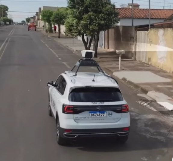 Carro robô circula pelas ruas de Goiânia caçando buracos nas vias