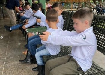 Clube de tiro em Jataí, região sudoeste de Goiás, promove curso para crianças aprenderem a atirar | Foto: redes sociais