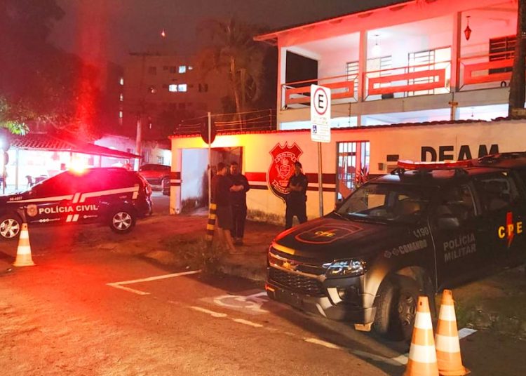 Mulher mata marido com 4 tiros após ser acordada com tapas no rosto e puxões de cabelo