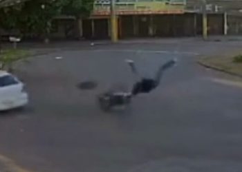 Um motorista deu uma cambalhota no ar após ser atingido violentamente por um veículo que estava em alta velocidade | Foto: reprodução