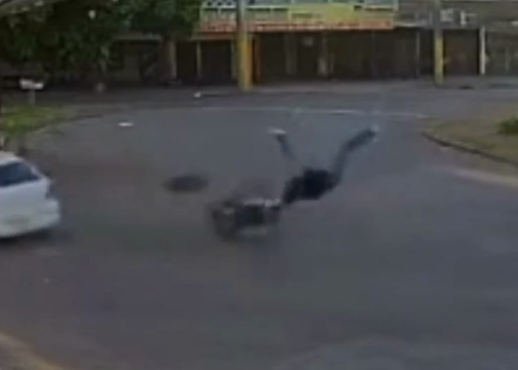 Um motorista deu uma cambalhota no ar após ser atingido violentamente por um veículo que estava em alta velocidade | Foto: reprodução