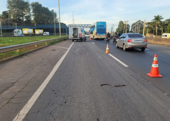 Uma mulher de 37 anos morreu na manhã desta 3ª feira, 18, após ser atropelada por uma moto na BR-153, no km 510, entre às fábricas da Mabel e da Arroz Cristal, em Aparecida de Goiânia | Foto: PRF