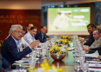 Na presença de deputados, Caiado anuncia as 3 primeiras obras com Taxa do Agro