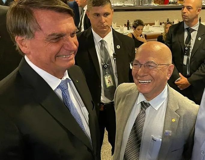 Professor Alcides disponibiliza aviões para trazer Bolsonaro para evento em Aparecida de Goiânia