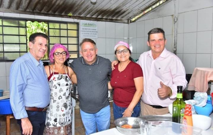 Vilmar Mariano recebeu o senador Vanderlan Cardoso no mutirão na Cidade Vera Cruz. Prefeito pediu apoio | Foto: reprodução IG Prefeito Vilmar Mariano
